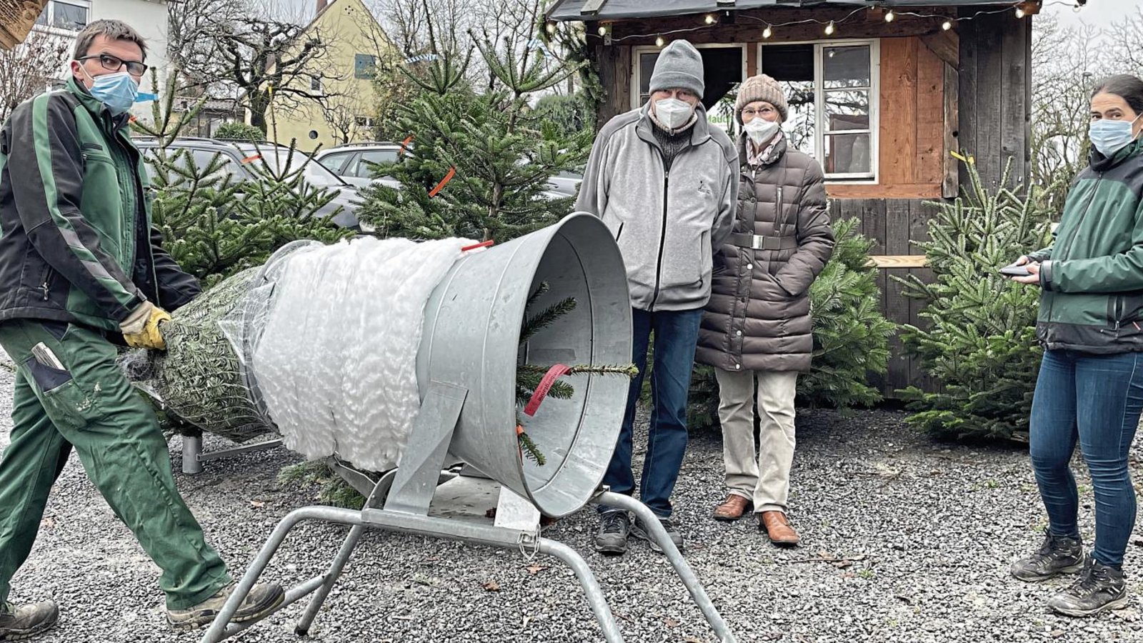 Hans-Walter Mauch (links) netzt die Nordmanntanne von Dieter und Ingrid Sauder ein. Mirjam Mauch kassiert das Geld. Fotos: Stogios Hans-Walter Mauch (links) netzt die Nordmanntanne von Dieter und Ingrid Sauder ein. Mirjam Mauch kassiert das Geld. Fotos: Stogios