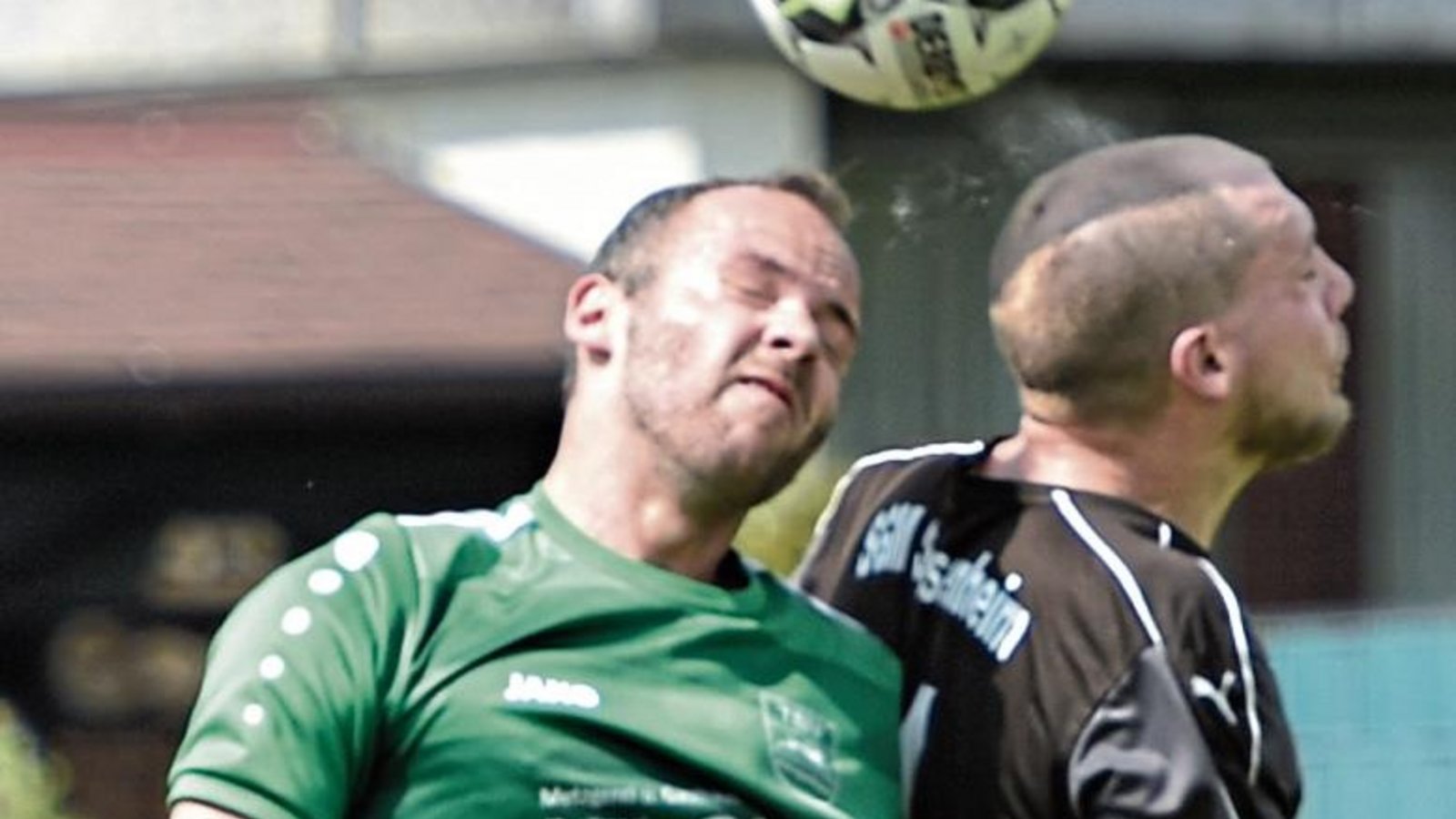 Als Abräumer vor der Abwehr oder in der Innenverteidigung geht Philipp Gutjahr (links) bei den Fußballern des TSV Kleinglattbach kompromisslos zur Sache. Im Tischtennis ist der 29-Jährige (rechts) zudem ein zuverlässiger Punktesammler im vorderen Paarkreu Als Abräumer vor der Abwehr oder in der Innenverteidigung geht Philipp Gutjahr (links) bei den Fußballern des TSV Kleinglattbach kompromisslos zur Sache. Im Tischtennis ist der 29-Jährige (rechts) zudem ein zuverlässiger Punktesammler im vorderen Paarkreu