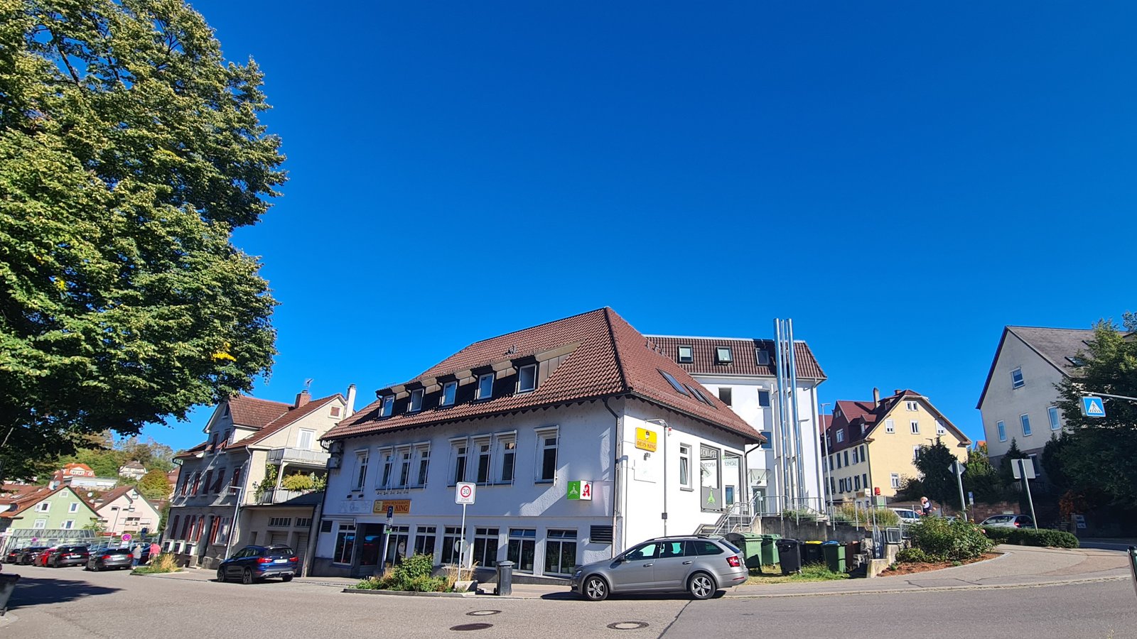 Medikamente aus der Apotheke, Essen vom China-Restaurant und Frühstücksbrötchen vom Bäcker ums Eck: An der Ecke Grabenstraße/Franckstraße ist in Vaihingen tagsüber viel los. Doch was wird aus den Läden, wenn das Areal zwischen Graben- und Friedrichstraße sein neues Gesicht bekommt und die Gebäude dafür abgerissen werden? Foto: Müller