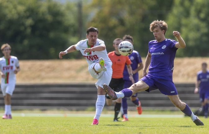 Zwei Ex-Echterdinger im Duell: Laurenziu Biemel (links) erzielt das frühe 1:0 für den FCE. Bernhausens Matti Theobaldt versucht erfolglos, es zu verhindern.<span class='image-autor'>Carsten Riedl</span>