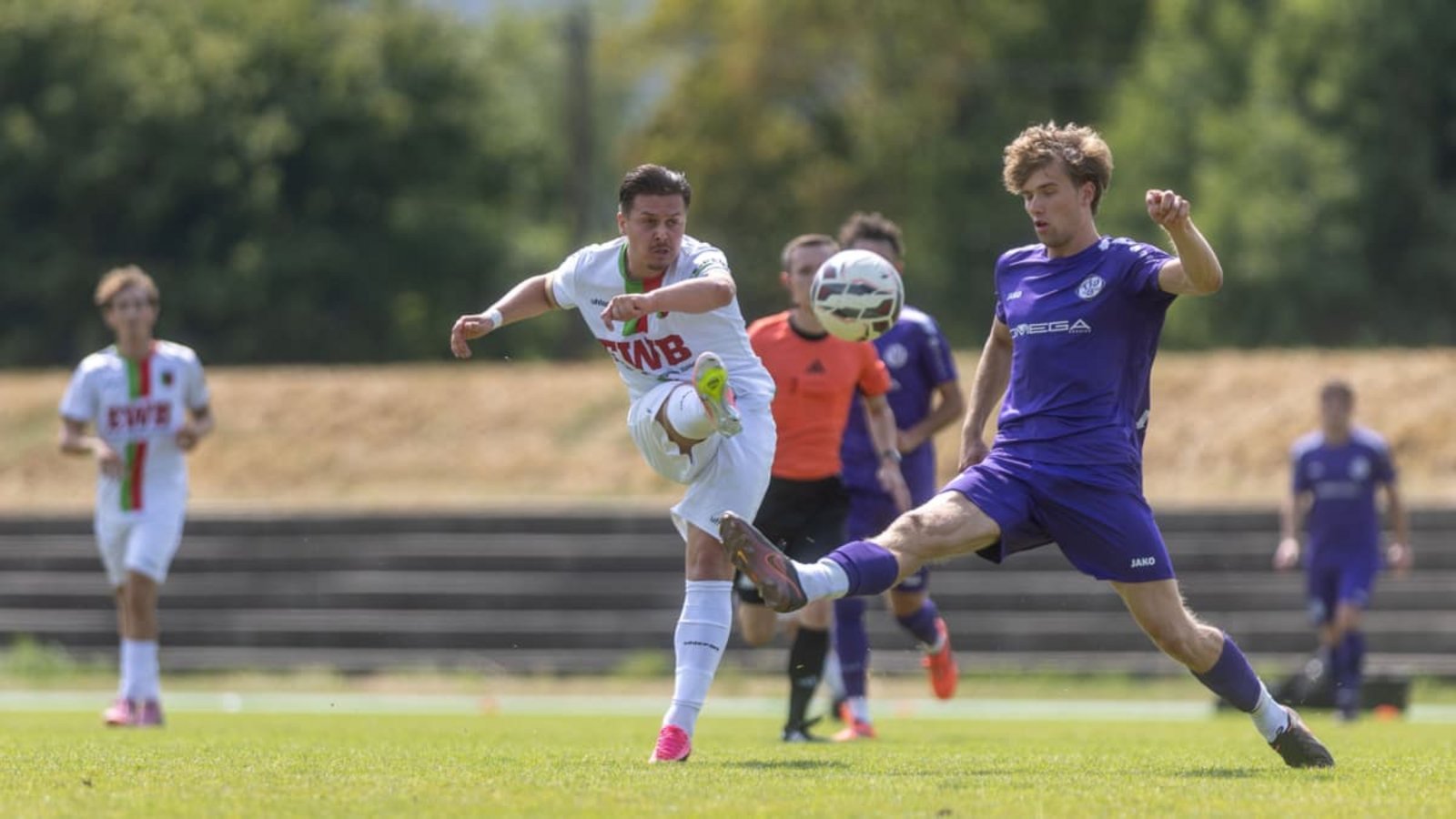 Zwei Ex-Echterdinger im Duell: Laurenziu Biemel (links) erzielt das frühe 1:0 für den FCE. Bernhausens Matti Theobaldt versucht erfolglos, es zu verhindern.Carsten Riedl Zwei Ex-Echterdinger im Duell: Laurenziu Biemel (links) erzielt das frühe 1:0 für den FCE. Bernhausens Matti Theobaldt versucht erfolglos, es zu verhindern.Carsten Riedl