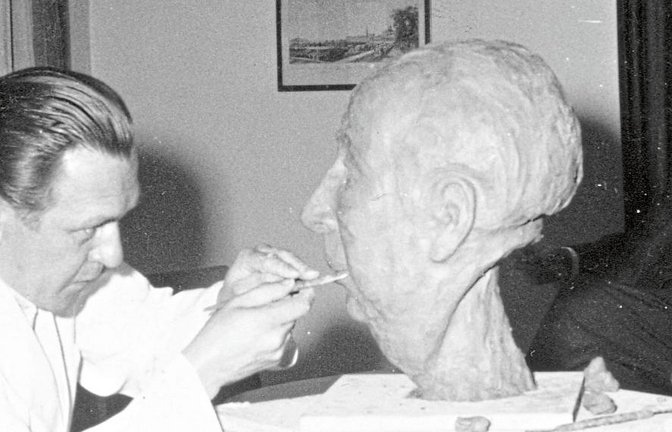 Wilhelm Hager bei der Arbeit an der Büste von Theodor Heuss. Fotos: p