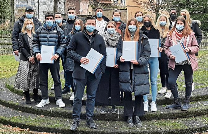 Die Absolventen der Winterprüfung an der Beruflichen Schule Mühlacker erhielten ihre Abschlusszeugnisse und Urkunden. Foto: p