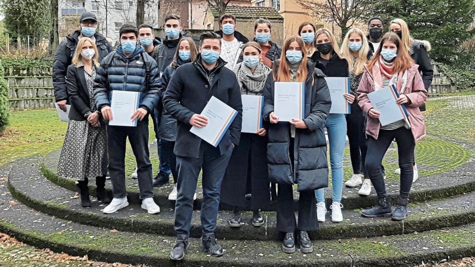 Die Absolventen der Winterprüfung an der Beruflichen Schule Mühlacker erhielten ihre Abschlusszeugnisse und Urkunden. Foto: p Die Absolventen der Winterprüfung an der Beruflichen Schule Mühlacker erhielten ihre Abschlusszeugnisse und Urkunden. Foto: p