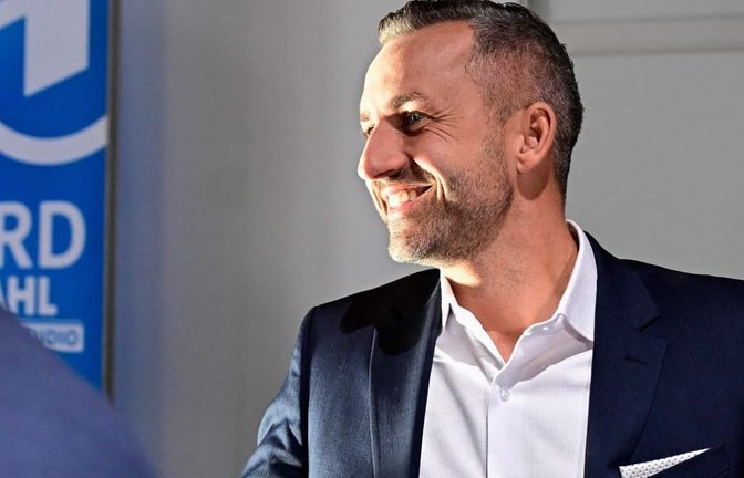 Strahlender Sieger im ARD-Interview nach der Wahlprognose: AfD-Spitzenkandidat Ulirch Siegmund<span class='image-autor'>TOBIAS SCHWARZ/afp</span>