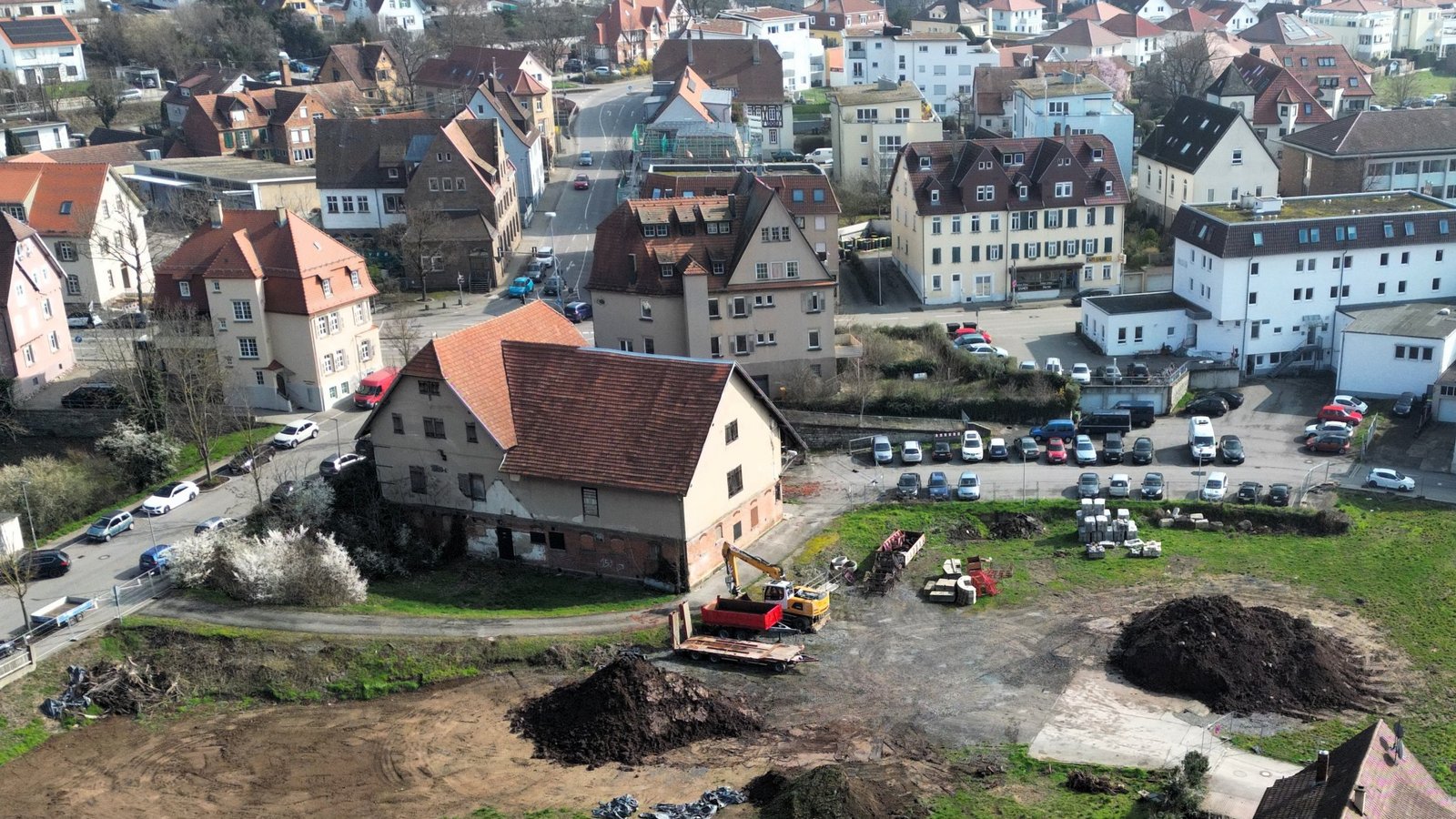 Seit langer Zeit bietet die Brachfläche zwischen Grabenstraße (rechts) und Friedrichstraße (links) einen trostlosen Anblick. Damit soll es nun aber bald vorbei sein.  Archivfoto: VKZ/Küppers