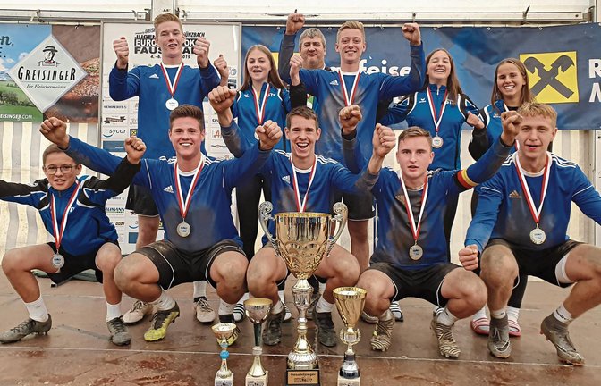 Vom TV Vaihingen haben insgesamt zehn Nachwuchsspieler in den Altersklassen männlich U 18, männlich U 14 sowie weiblich U 14 maßgeblich zum Gesamtsieg des Schwäbhischen Turner-Bunds (STB) beim Jugend-Europapokal beigetragen – (stehend von links) Jakob Mahn, Ricarda Stübbe, Trainer Markus Knodel, Maximilian Zöhrer, Lisa Knodel und Eva Winkler sowie (kniend von links) Max Staudenecker, Michael Knodel, Andreas Knodel, Jacob Jungclaussen und Tobias Maurer  Foto: privat