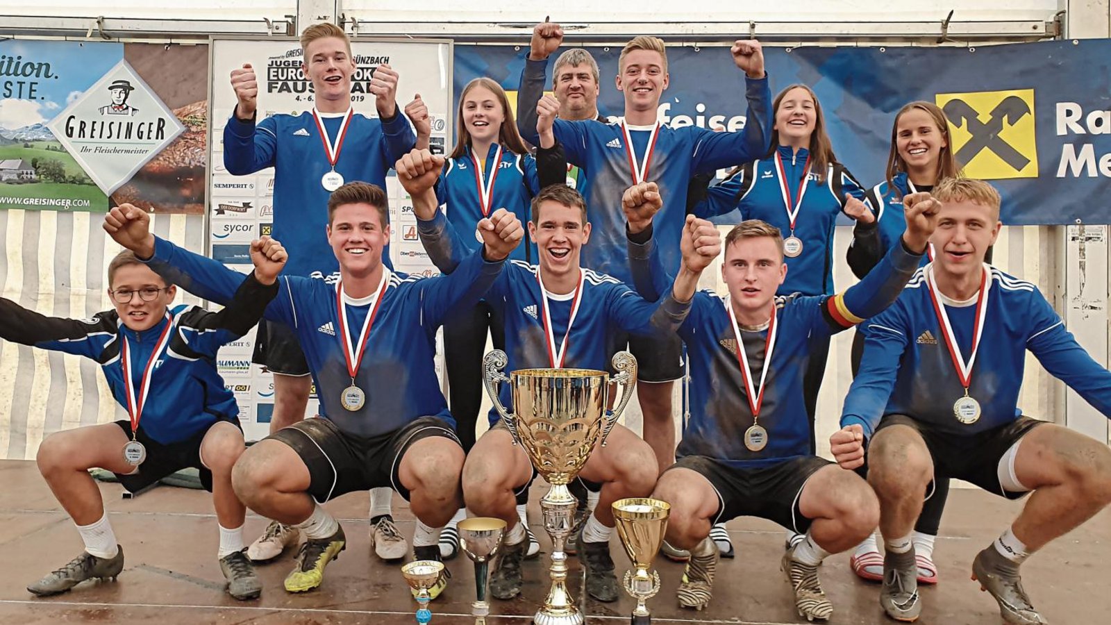 Vom TV Vaihingen haben insgesamt zehn Nachwuchsspieler in den Altersklassen männlich U 18, männlich U 14 sowie weiblich U 14 maßgeblich zum Gesamtsieg des Schwäbhischen Turner-Bunds (STB) beim Jugend-Europapokal beigetragen – (stehend von links) Jakob Mahn, Ricarda Stübbe, Trainer Markus Knodel, Maximilian Zöhrer, Lisa Knodel und Eva Winkler sowie (kniend von links) Max Staudenecker, Michael Knodel, Andreas Knodel, Jacob Jungclaussen und Tobias Maurer  Foto: privat