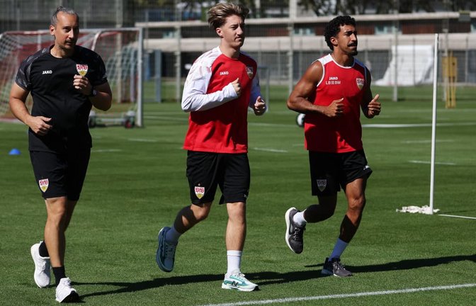 Angelo Stiller (Mitte) und Tiago Tomas im Training am Dienstag<span class='image-autor'>Baumann/Julia Rahn</span>