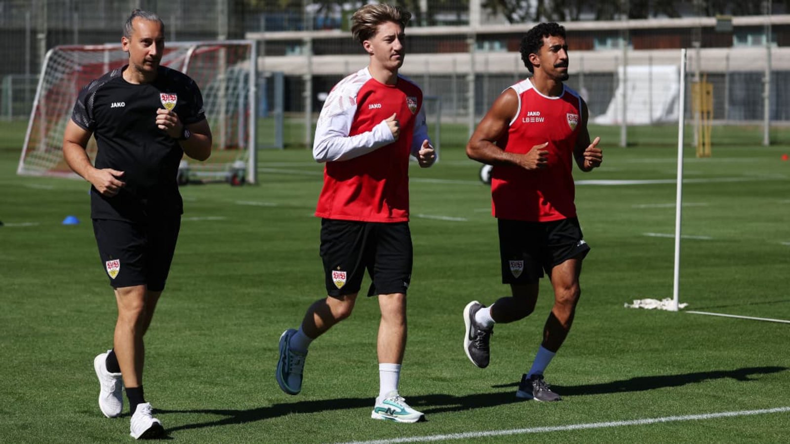 Angelo Stiller (Mitte) und Tiago Tomas im Training am DienstagBaumann/Julia Rahn