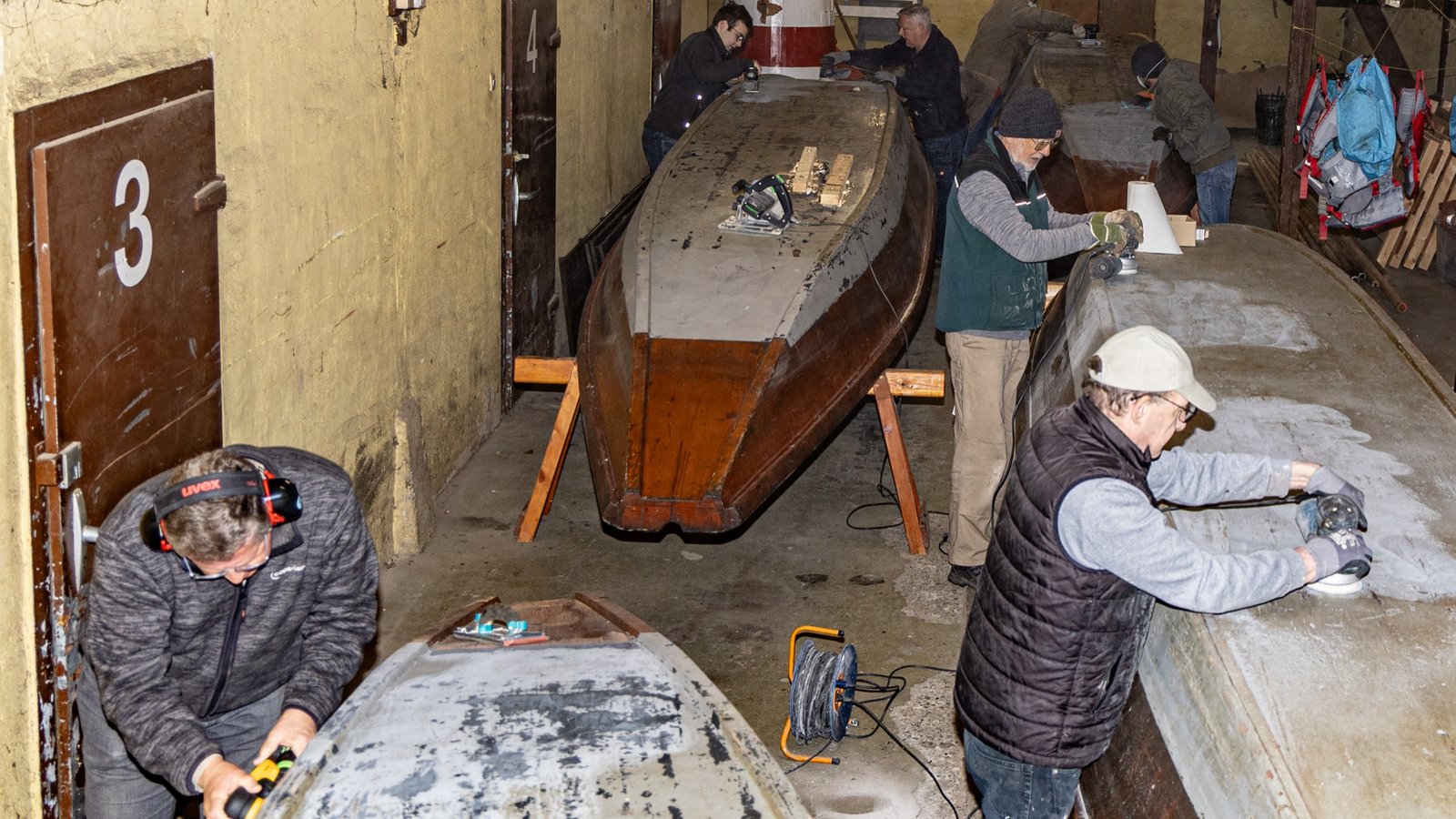 Fleißarbeit: Die Stocherkähne werden abgeschliffen. Fotos: Hans-Joachim Rösner Fleißarbeit: Die Stocherkähne werden abgeschliffen. Fotos: Hans-Joachim Rösner