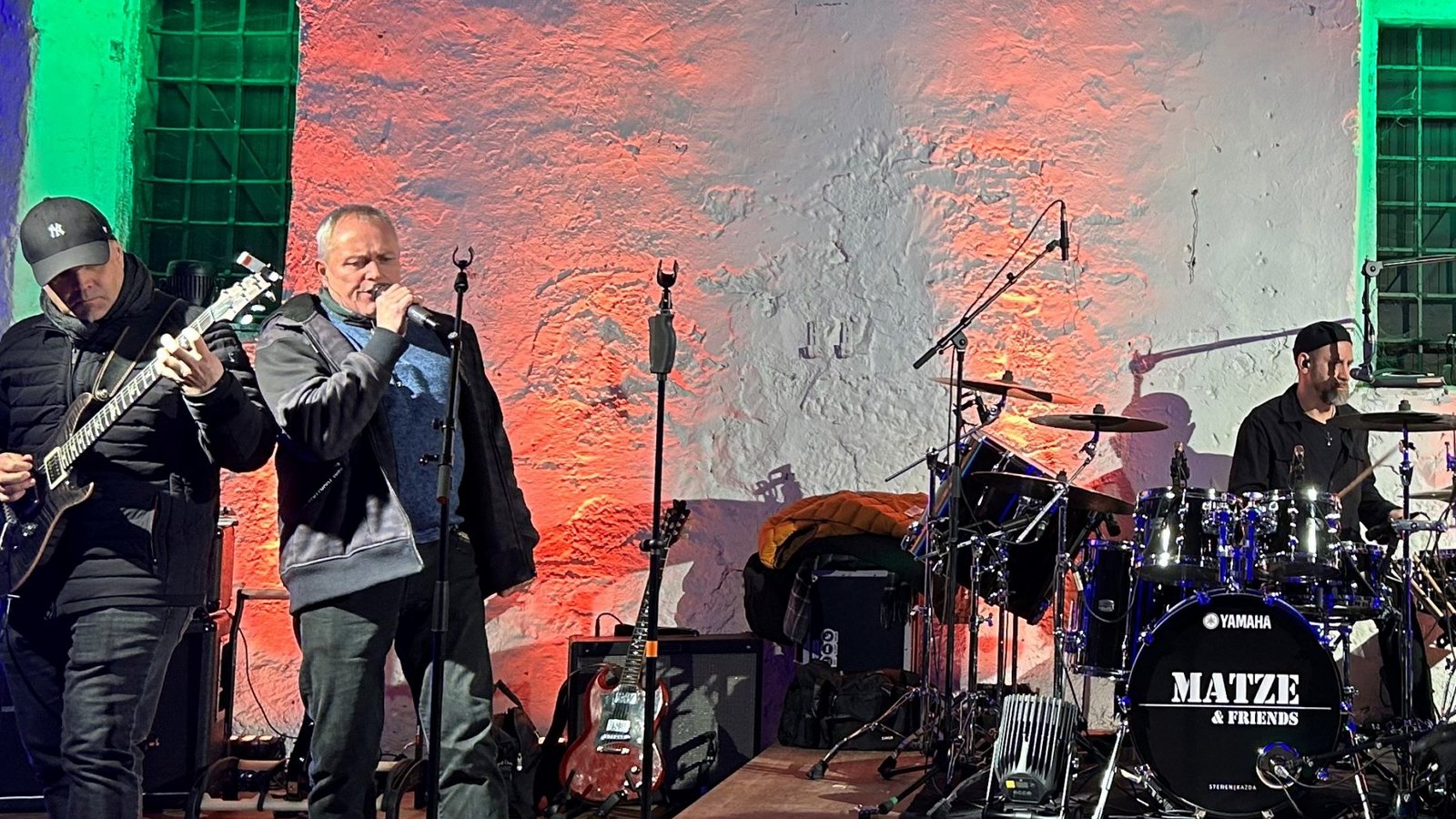 Die „Friends“ bringen auch ohne Matze Gutstein gute Laune in die Kelter. Der muss nämlich seine Stimme wegen einer Erkältung schonen. Fotos: Pioch/Faber