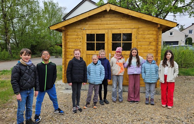 Freude bei den Kindern über die neue Hütte für die Bienen-AG.  <span class='image-autor'>Foto: p</span>
