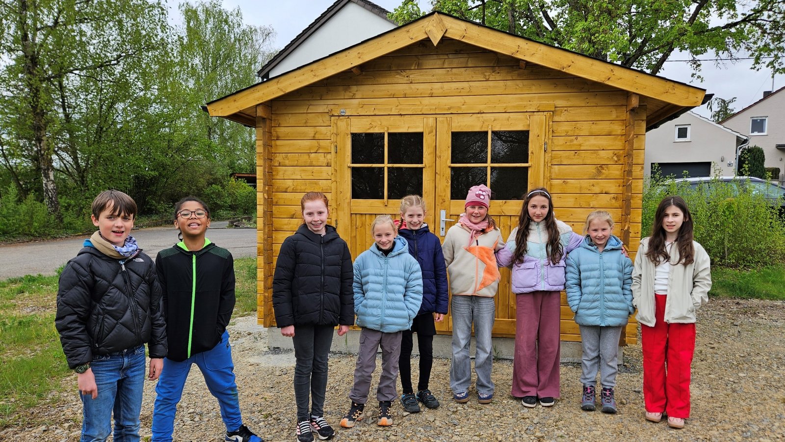 Freude bei den Kindern über die neue Hütte für die Bienen-AG.  Foto: p
