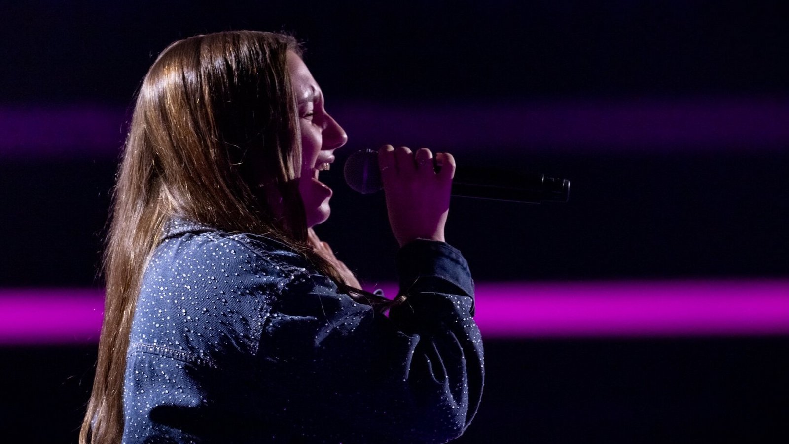 Die 15-jährige Emily aus Hochdorf singt den Hit „Hurt“ in den Blind Auditions der Fernsehshow „The Voice Kids“. Foto: Joyn/Claudius Pflug