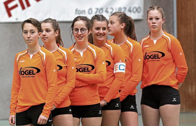 Anna Winkler (Dritte von links) und die U-18-Faustballerinnen des TSV Calw hatten schon eine Hand am DM-Sieg, haben die Goldmedaille aber noch hergegeben. Foto: Archiv/Küppers