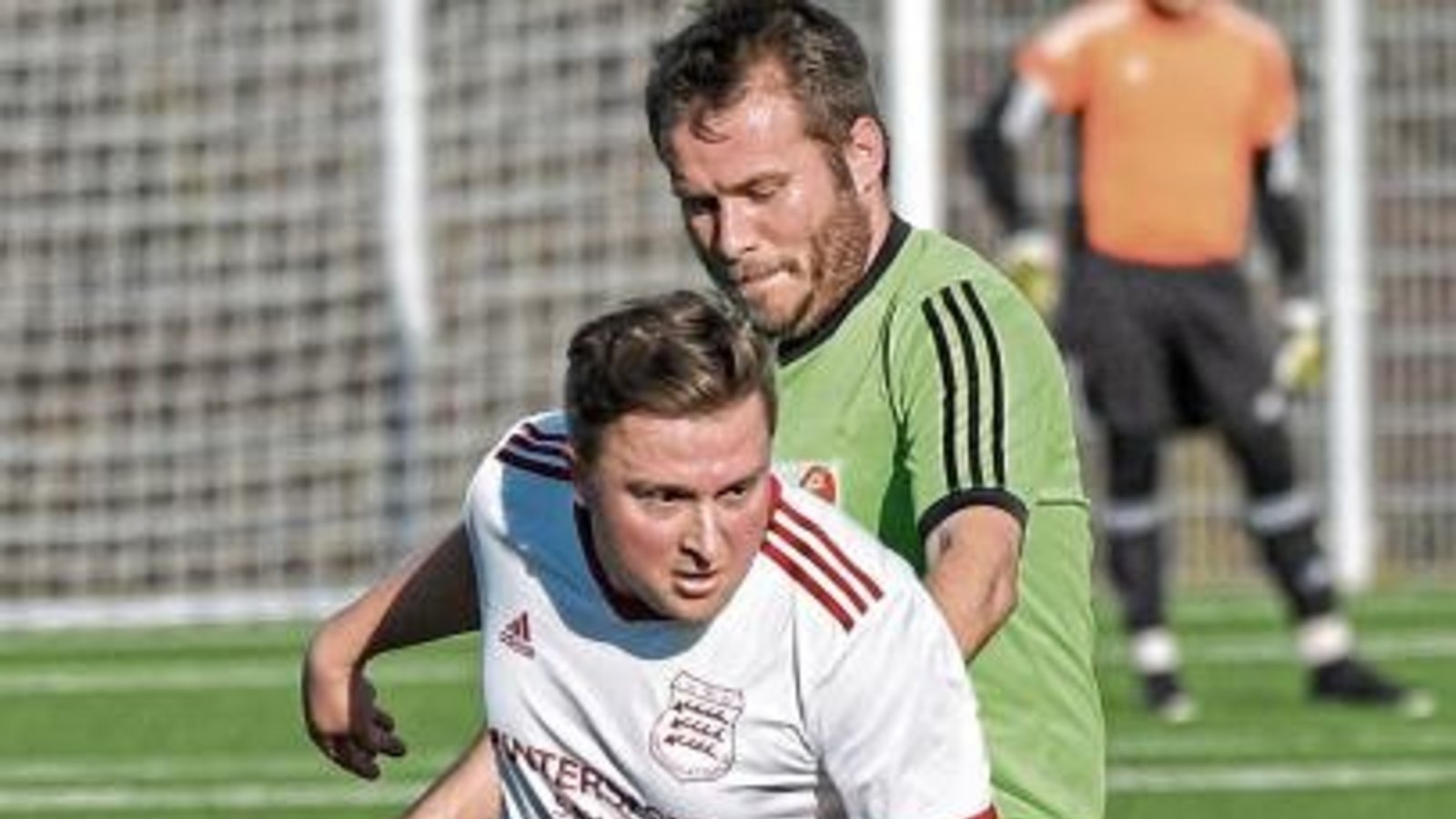Großglattbachs Nils Ebert (vorne) wird von Iptingens Heiko Knödl attackiert, behauptet aber den Ball. Foto: Leitner Großglattbachs Nils Ebert (vorne) wird von Iptingens Heiko Knödl attackiert, behauptet aber den Ball. Foto: Leitner