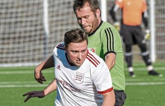 Großglattbachs Nils Ebert (vorne) wird von Iptingens Heiko Knödl attackiert, behauptet aber den Ball. Foto: Leitner