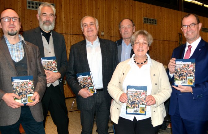 Stolz präsentieren Verleger Michael Kohler (von links), die Autoren Professor Dr. Konrad Dussel, Hans-Martin Straile und Guido Wölfle, Stadtarchivarin Marlis Lippik und Oberbürgermeister Frank Schneider die Ortschronik von Mühlhausen.  <span class='image-autor'>Foto: Stahlfeld</span>
