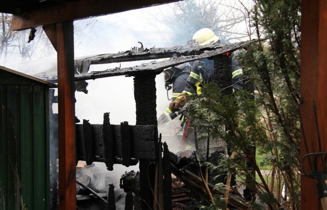 Die Feuerwehr hatte die Flammen schnell im Griff. Ein benachbarter Carport wurde dennoch in Mitleidenschaft gezogen.  <span class='image-autor'>Foto: Banholzer</span>