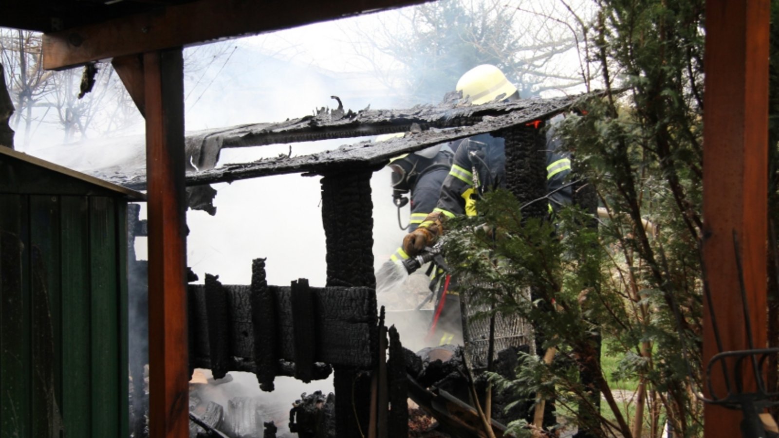 Die Feuerwehr hatte die Flammen schnell im Griff. Ein benachbarter Carport wurde dennoch in Mitleidenschaft gezogen. Foto: Banholzer Die Feuerwehr hatte die Flammen schnell im Griff. Ein benachbarter Carport wurde dennoch in Mitleidenschaft gezogen. Foto: Banholzer
