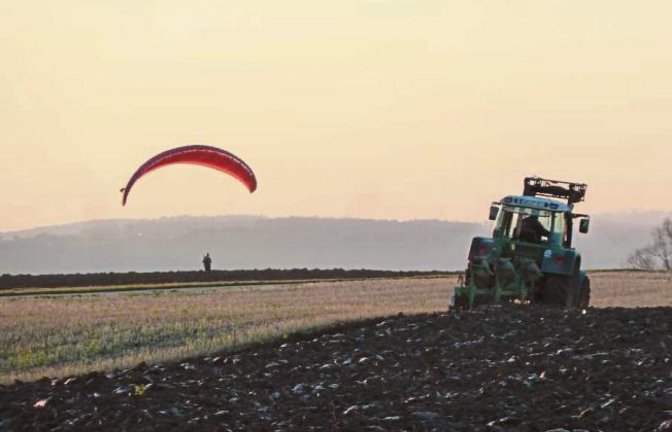 Freizeit und Arbeit auf dem Vaihinger Weitfeld. Der Landwirt ist nicht neidisch, für ihn ist das Pflügen Entspannung, schreibt Albert Arning zu seinem Foto.