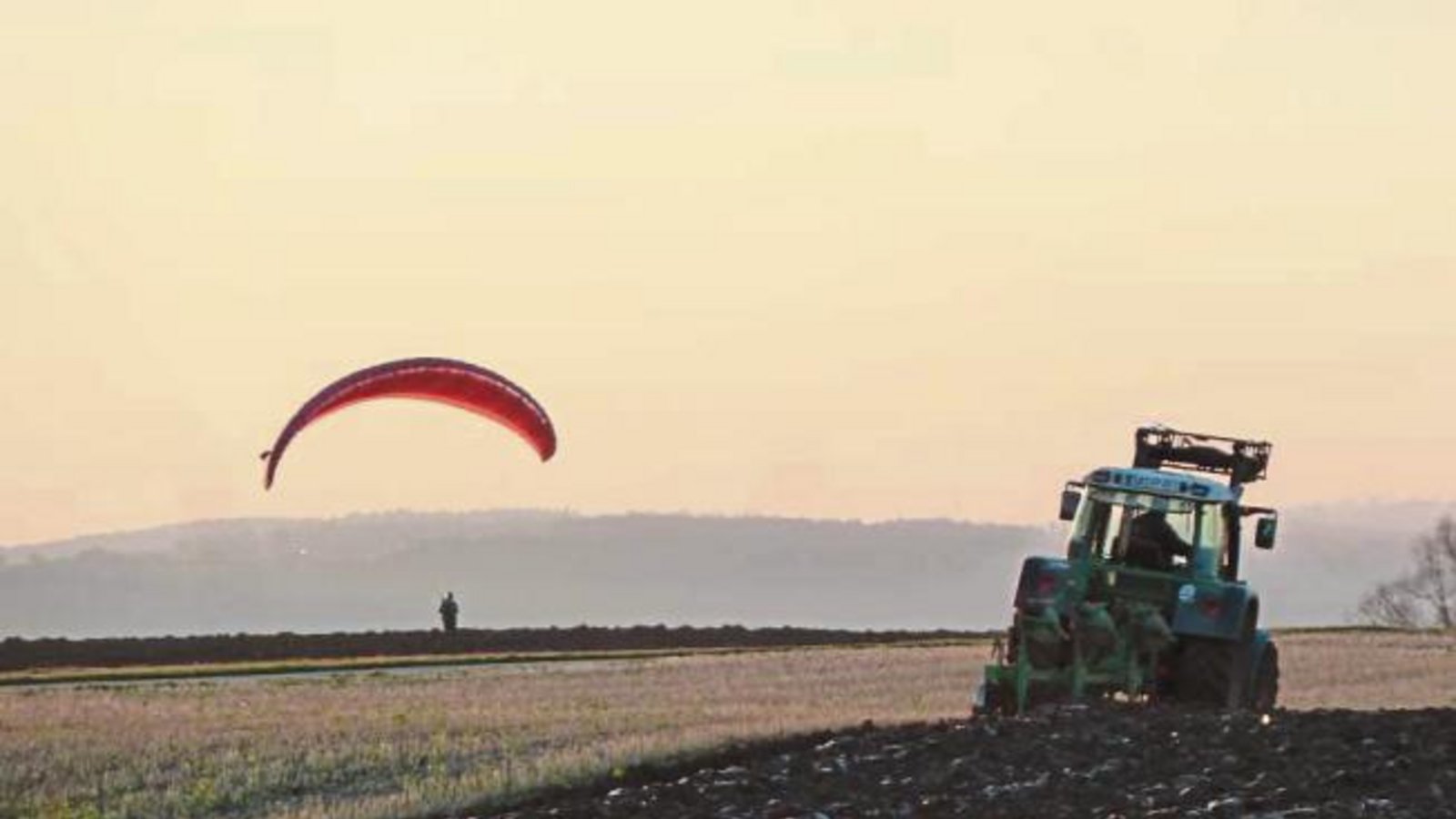 Freizeit und Arbeit auf dem Vaihinger Weitfeld. Der Landwirt ist nicht neidisch, für ihn ist das Pflügen Entspannung, schreibt Albert Arning zu seinem Foto. Freizeit und Arbeit auf dem Vaihinger Weitfeld. Der Landwirt ist nicht neidisch, für ihn ist das Pflügen Entspannung, schreibt Albert Arning zu seinem Foto.