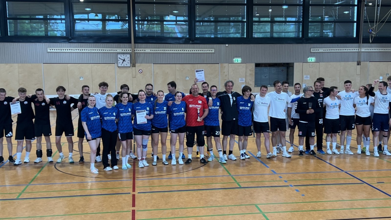 Die vier Halbfinalteilnehmer posieren nach der Siegerehrung. Foto: privat