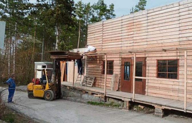 Die Vorarbeiten für das große Wild-West-Lager mit dem Internationalen Schwarzpulverschießen in Sersheim sind angelaufen. Termin ist vom 1. bis 3. Mai. Doch schon lange vorher sind die ersten Gäste da. In diesen Tagen ist der Saloon entstanden.  Foto: Arning