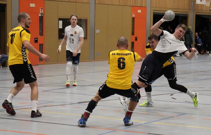 Für die Handballer des CVJM Enzweihingen (rechts Leif Wiederhöft) beginnt die Landesliga-Saison heute mit einem Auswärtsspiel gegen die SGM Mössingen/Belsen. <span class='image-autor'>Foto: Dittrich</span>