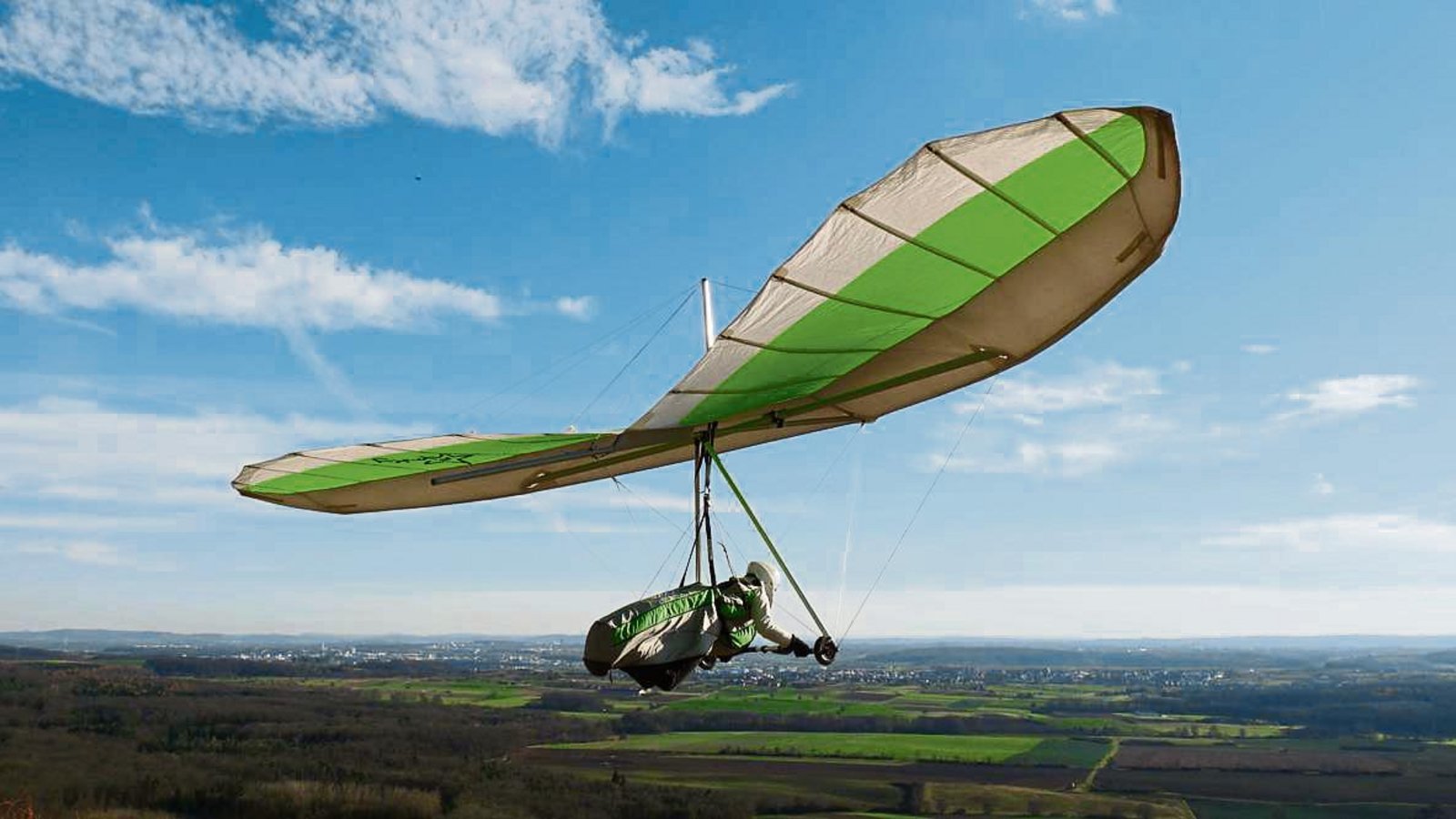 Mit ihren Drachen heben die Mitglieder der Hohenhaslacher Gleitschirmflieger seit zwei Jahrzehnten in die Lüfte über dem Teufelsberg ab. Foto: p Mit ihren Drachen heben die Mitglieder der Hohenhaslacher Gleitschirmflieger seit zwei Jahrzehnten in die Lüfte über dem Teufelsberg ab. Foto: p