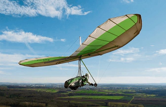 Mit ihren Drachen heben die Mitglieder der Hohenhaslacher Gleitschirmflieger seit zwei Jahrzehnten in die Lüfte über dem Teufelsberg ab.  Foto: p