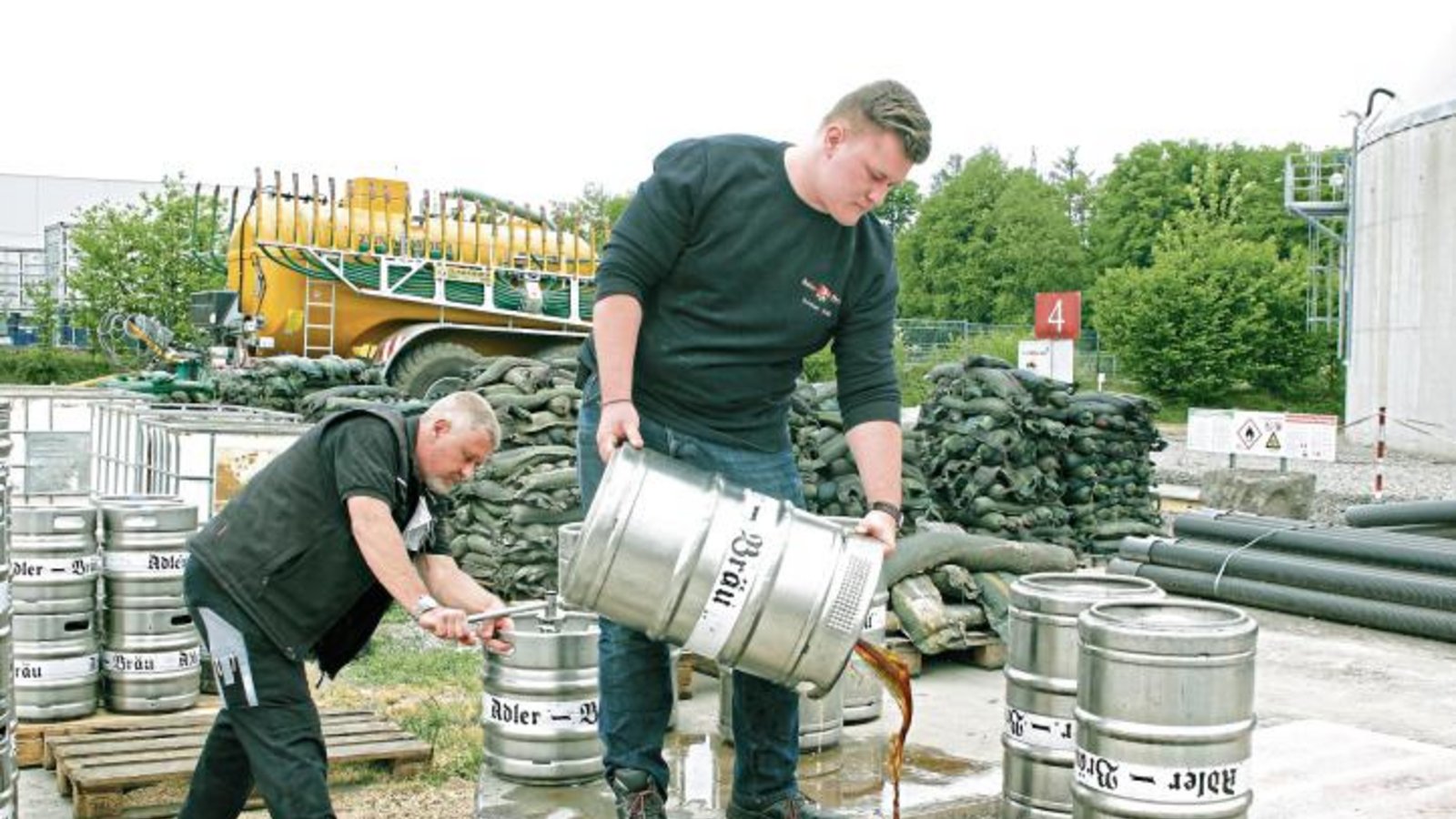 Nach weniger als einer halben Stunde waren rund 1500 Liter Export- und Dunkelbier aus der Wiernsheimer Adler-Brauerei von den Braumeistern Conrad (rechts) und Robert Volk in einem Schacht der Biomethananlage in Mühlacker entsorgt. Foto: Kollros Nach weniger als einer halben Stunde waren rund 1500 Liter Export- und Dunkelbier aus der Wiernsheimer Adler-Brauerei von den Braumeistern Conrad (rechts) und Robert Volk in einem Schacht der Biomethananlage in Mühlacker entsorgt. Foto: Kollros