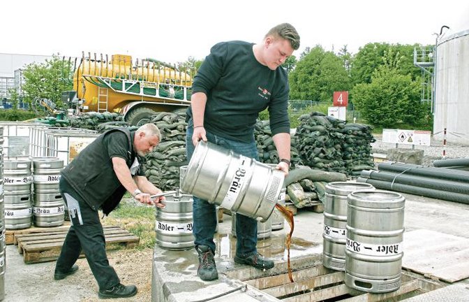 Nach weniger als einer halben Stunde waren rund 1500 Liter Export- und Dunkelbier aus der Wiernsheimer Adler-Brauerei von den Braumeistern Conrad (rechts) und Robert Volk in einem Schacht der Biomethananlage in Mühlacker entsorgt. Foto: Kollros