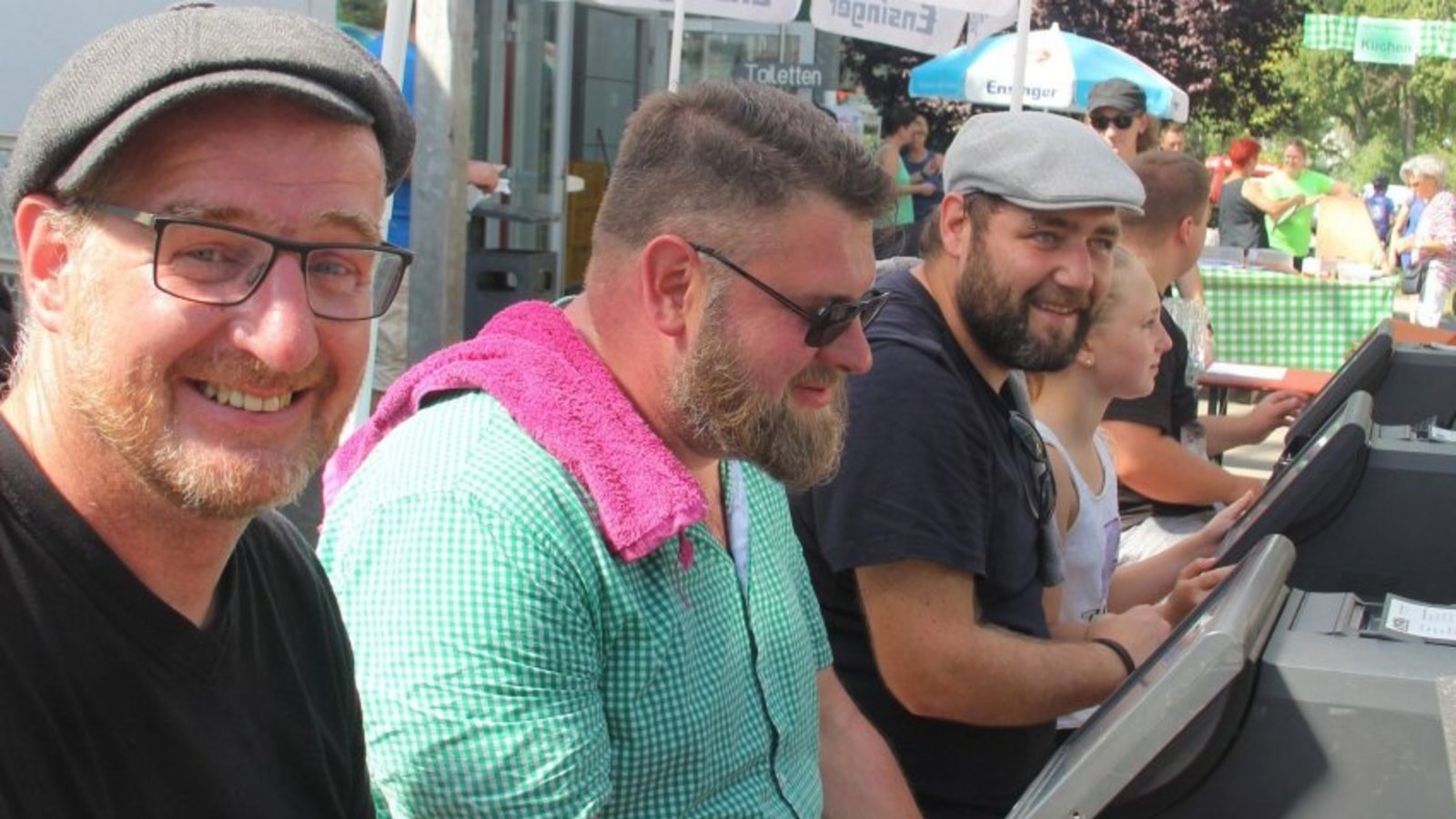 An der Kasse: der Jugend- und Freizeitclub – hier mit (von links) Matthias Siewert, Markus Mack sowie Tim Oehrle und Mia.