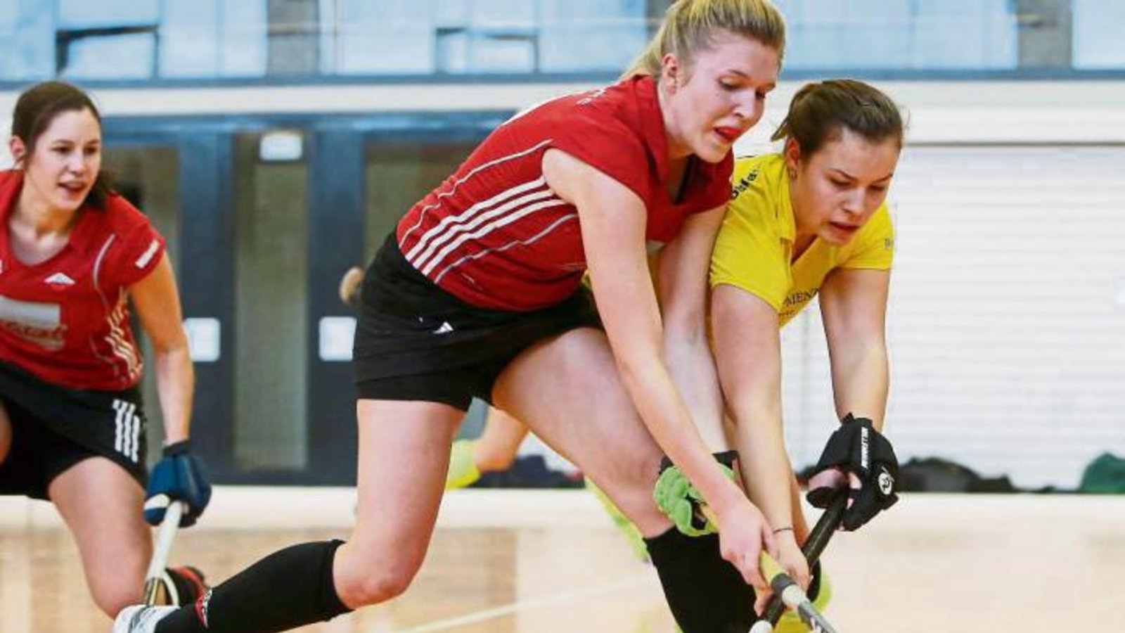 Sabrina Rummel (Mitte) und der Bietigheimer HTC haben am vorletzten Oberliga-Spieltag der Hallenrunde beim VfB Stuttgart eine bittere 3:4-Niederlage einstecken müssen. Foto: Archiv/Baumann Sabrina Rummel (Mitte) und der Bietigheimer HTC haben am vorletzten Oberliga-Spieltag der Hallenrunde beim VfB Stuttgart eine bittere 3:4-Niederlage einstecken müssen. Foto: Archiv/Baumann