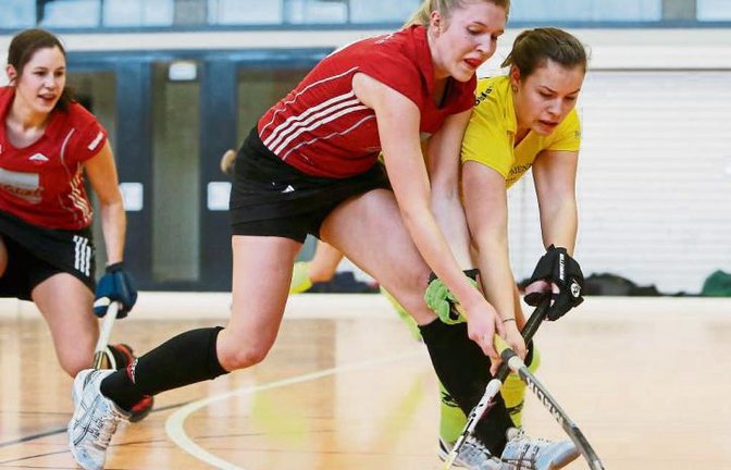 Sabrina Rummel (Mitte) und der Bietigheimer HTC haben am vorletzten Oberliga-Spieltag der Hallenrunde beim VfB Stuttgart eine bittere 3:4-Niederlage einstecken müssen. Foto: Archiv/Baumann