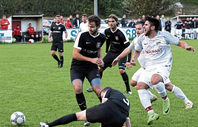 Einige Rieter fordern Elfmeter, als Berkan Isik (rechts) zu Fall kommt. Sekunden später schießt Croatia im Gegenzug das 1:0. Foto: Küppers