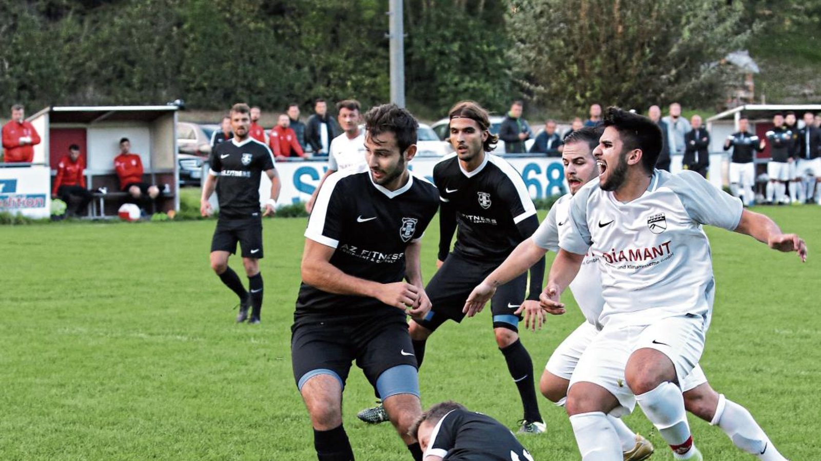 Einige Rieter fordern Elfmeter, als Berkan Isik (rechts) zu Fall kommt. Sekunden später schießt Croatia im Gegenzug das 1:0. Foto: Küppers