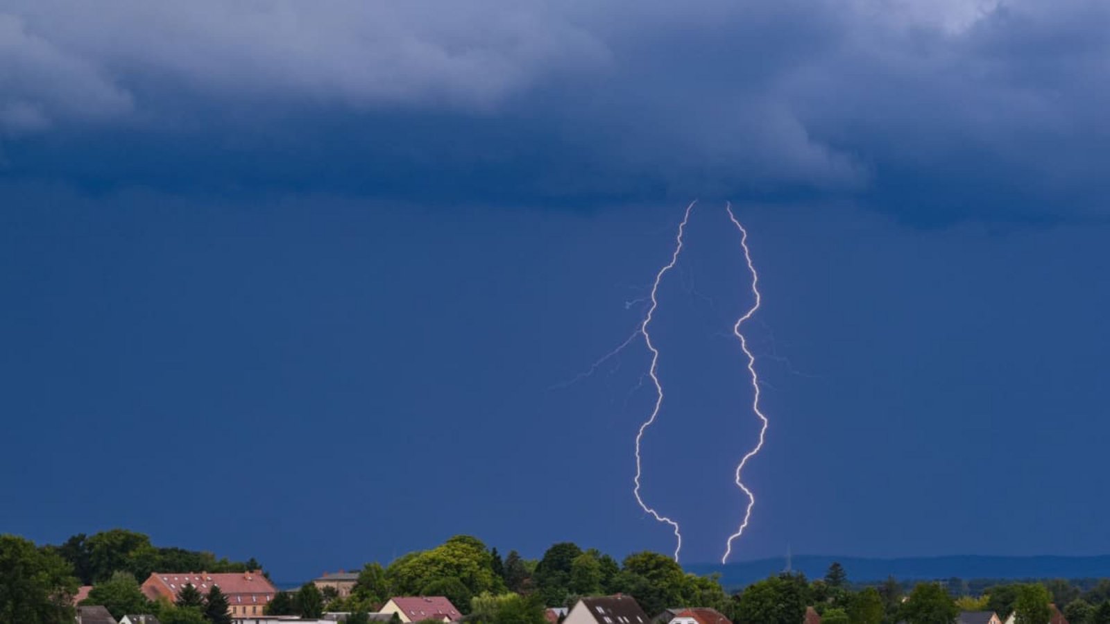 Aktuelle Wetterwarnungen für Baden-Württemberg: Der DWD warnt vor Gewittern mit Starkregen, Hagel und Sturmböen bis 90 km/h. Am Dienstag steigt das Unwetterrisiko.Patrick Pleul/dpa