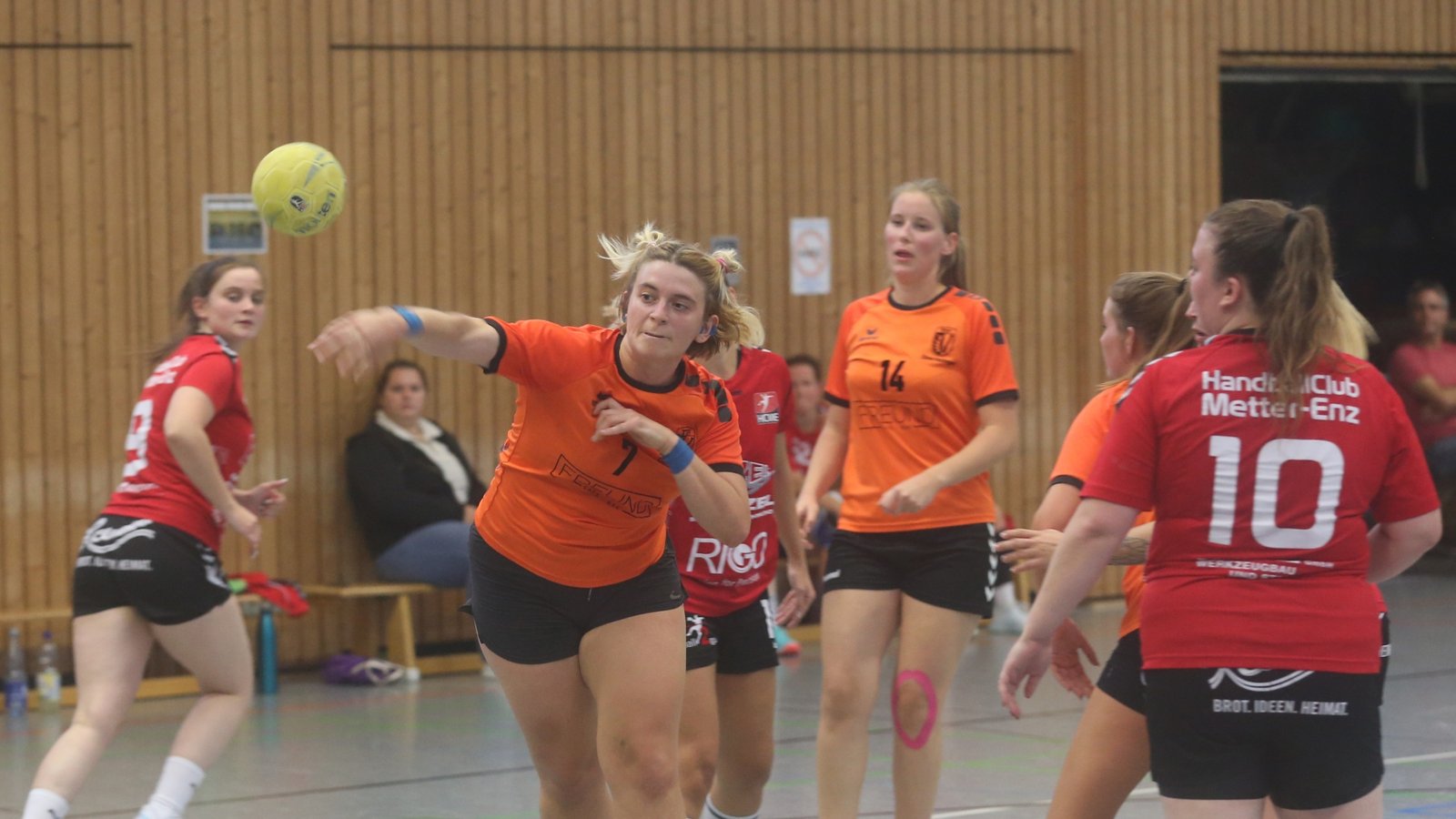 Eine Halbzeit lang muss der TSV Oberriexingen um Hannah Schuster (beim Wurf) gegen den HC Metter-Enz II in Unterzahl spielen. Foto: Küppers