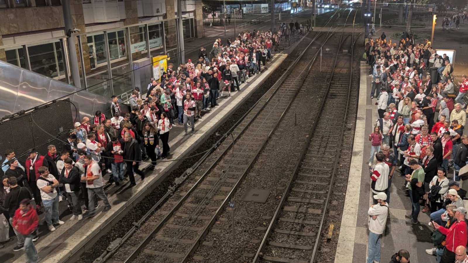 Auch nach dem Spiel drängten sich die Fans des VfB Stuttgart um einen Platz in der Straßenbahn.Maximilian Schöbel Auch nach dem Spiel drängten sich die Fans des VfB Stuttgart um einen Platz in der Straßenbahn.Maximilian Schöbel