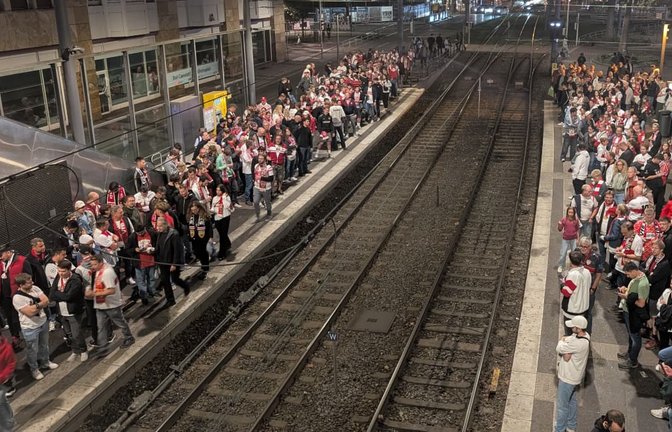 Auch nach dem Spiel drängten sich die Fans des VfB Stuttgart um einen Platz in der Straßenbahn.<span class='image-autor'>Maximilian Schöbel</span>