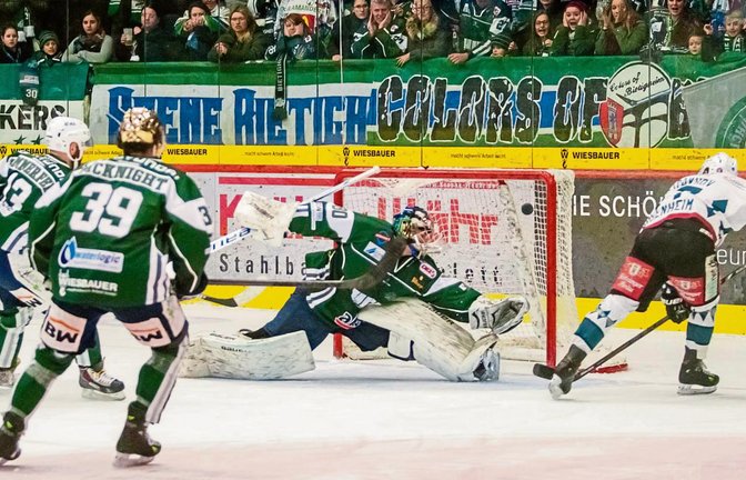 Nach einem Fehler von Bietigheims Marcus Sommerfeld (links) erzielt Andrej Strakhov (rechts) in Unterzahl das 4:2 für die Starbulls Rosenheim.  Foto: Simecek