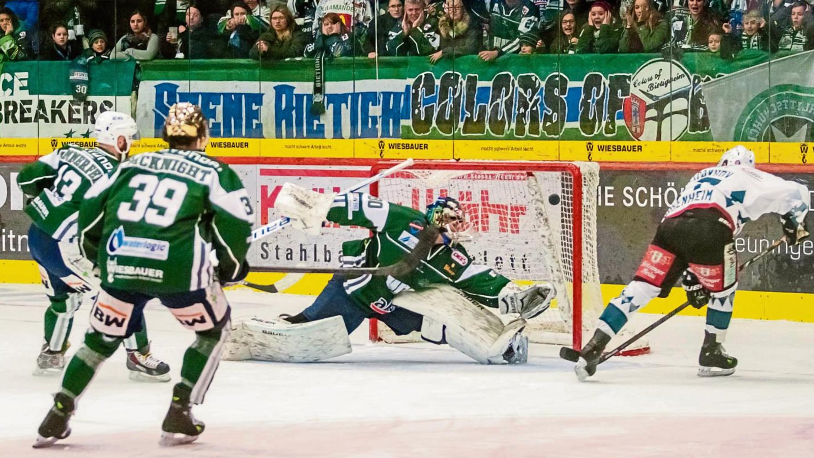 Nach einem Fehler von Bietigheims Marcus Sommerfeld (links) erzielt Andrej Strakhov (rechts) in Unterzahl das 4:2 für die Starbulls Rosenheim. Foto: Simecek Nach einem Fehler von Bietigheims Marcus Sommerfeld (links) erzielt Andrej Strakhov (rechts) in Unterzahl das 4:2 für die Starbulls Rosenheim. Foto: Simecek
