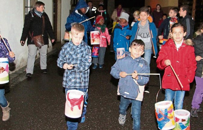 Mit den kunstvoll gestalteten Laternen zogen die Kinder am Freitagabend zur Oberriexinger Kelter.  Fotos: Gergen