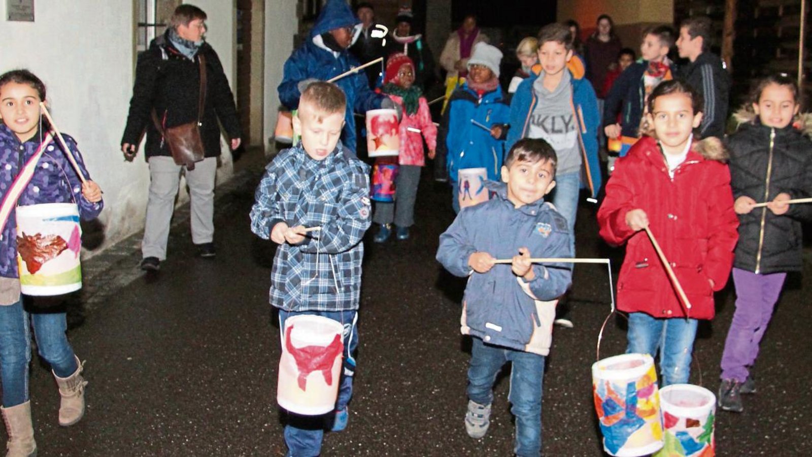 Mit den kunstvoll gestalteten Laternen zogen die Kinder am Freitagabend zur Oberriexinger Kelter.  Fotos: Gergen