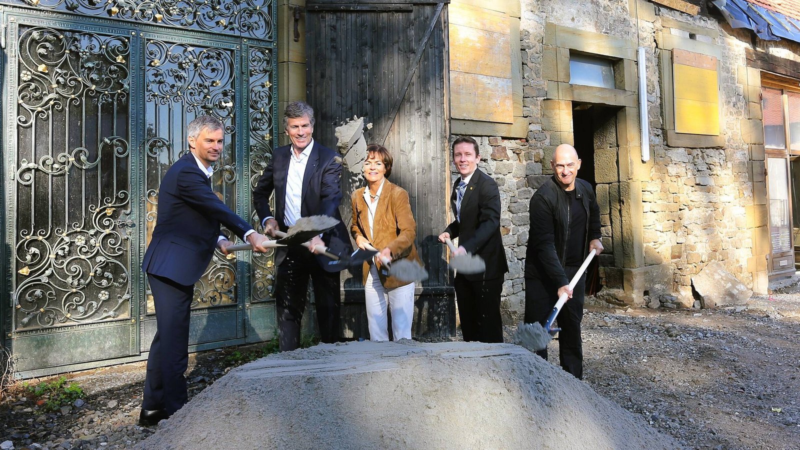 Spatenstich mit (von links) Markus Wener, Mathias Kammüller, Nicola Leibinger-Kammüller, Bürgermeister Carsten Willing und Markus Stenger. Foto: Küppers Spatenstich mit (von links) Markus Wener, Mathias Kammüller, Nicola Leibinger-Kammüller, Bürgermeister Carsten Willing und Markus Stenger. Foto: Küppers