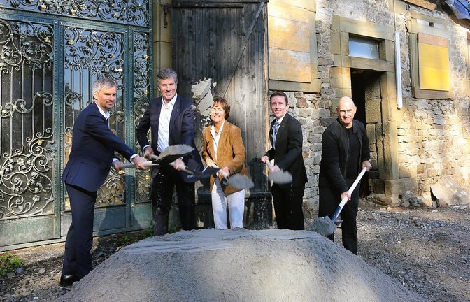 Spatenstich mit (von links) Markus Wener, Mathias Kammüller, Nicola Leibinger-Kammüller, Bürgermeister Carsten Willing und Markus Stenger.  <span class='image-autor'>Foto: Küppers</span>