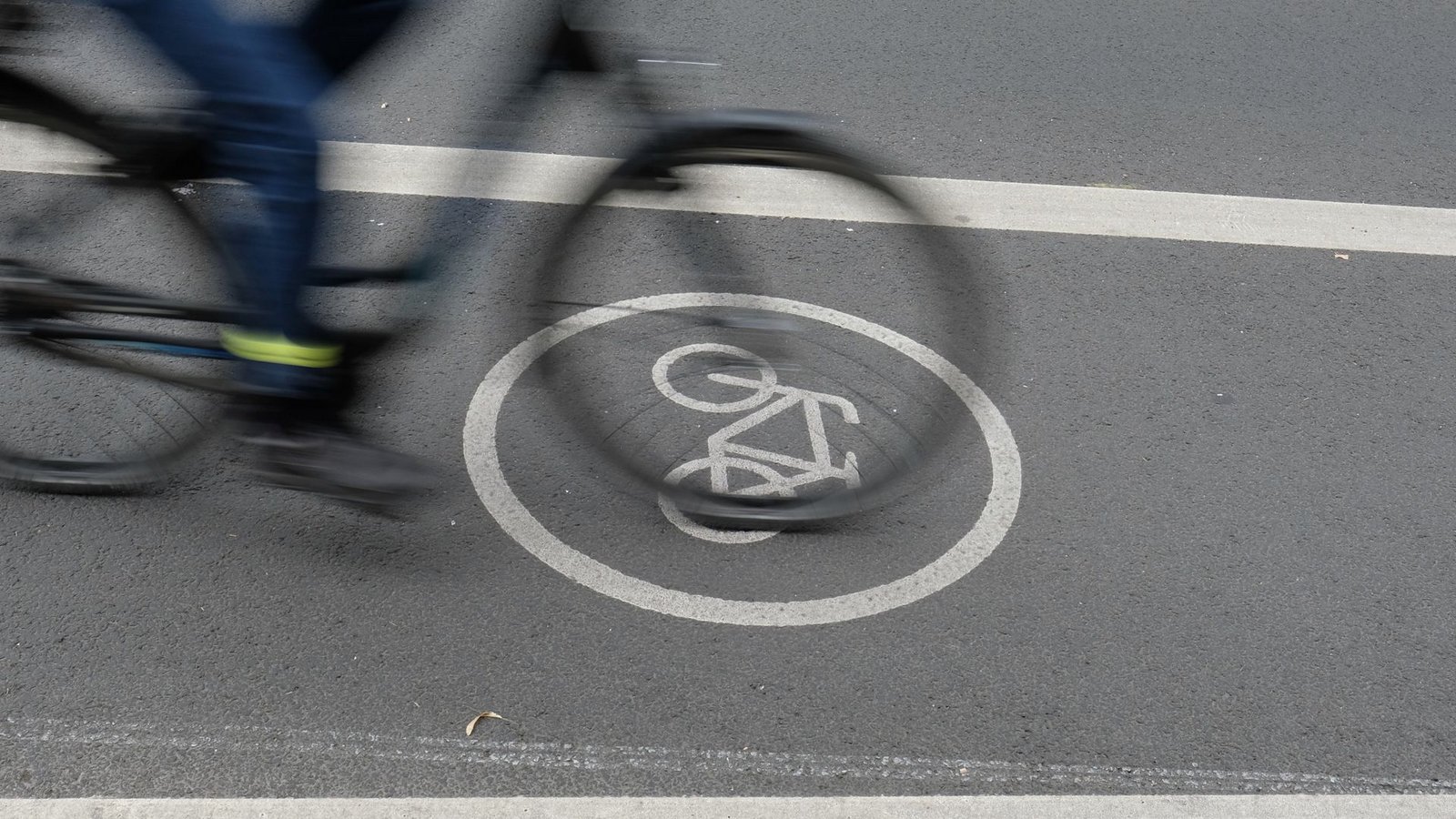Die 84-Jährige stürzte mit ihrem Fahrrad. (Symbolbild)Foto: dpa/Sebastian Willnow